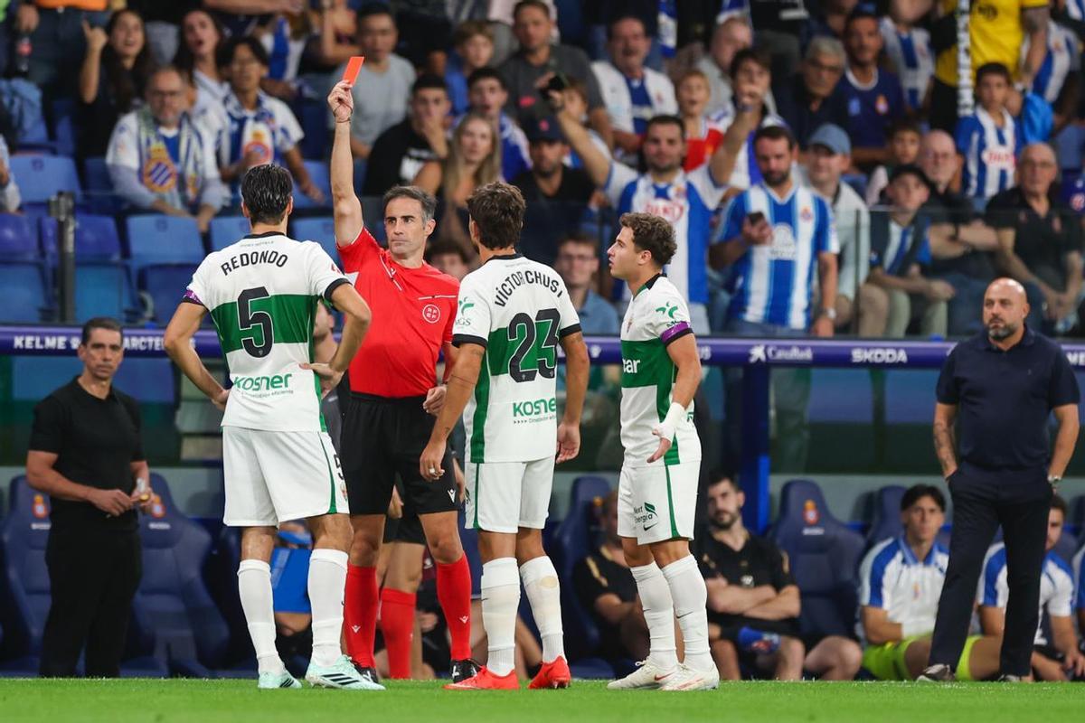 Jon Ander González, expulsando a Federico Redondo en el minuto 4 del Espanyol - Elche