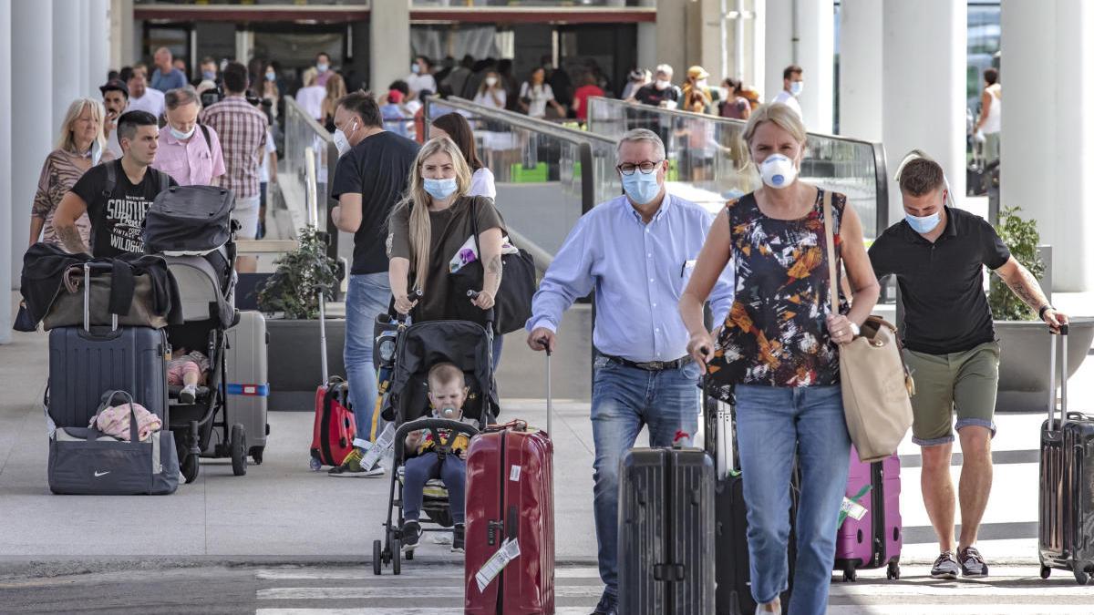 Turistas llegando al aeropuerto de Palma