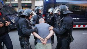 Tensión, un detenido y cortes al tráfico en la protesta por el desfile de Louis Vuitton en el Park Güell