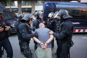 Tensión, un detenido y cortes al tráfico en la protesta por el desfile de Louis Vuitton en el Park Güell