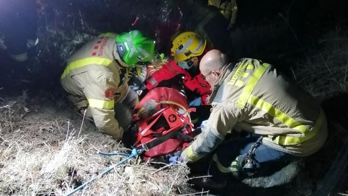 Membres dels Bombers evacuant el jove a Tona