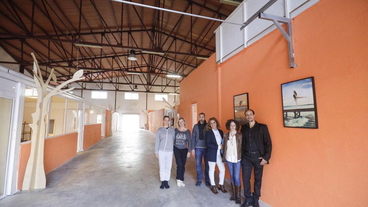 Martina Miró, Carmen Verger, Àlex Gibernau, Elisabeth Gil, Eva Castanedo y Carlos Miró posan en el futuro centro cultural. | DM