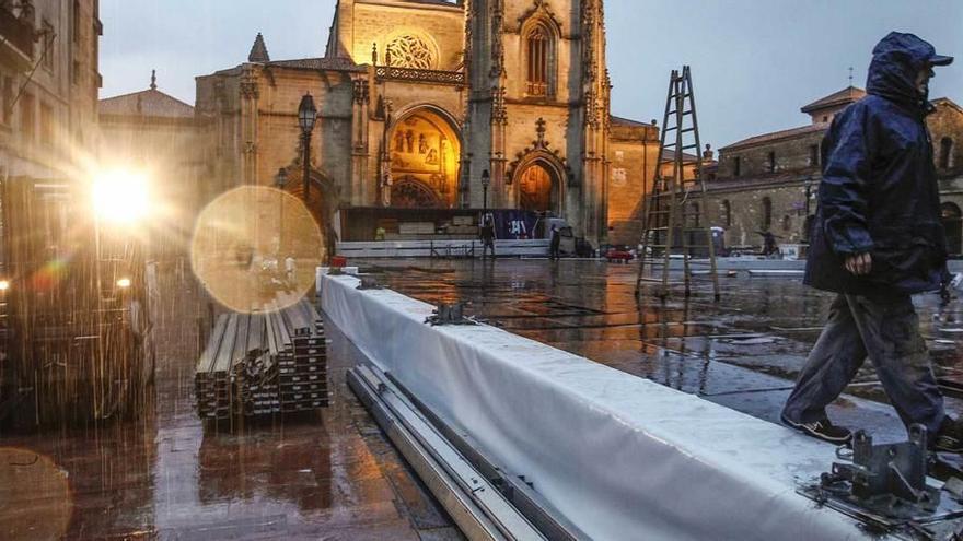 Comienza el montaje de la pista de hielo ante la Catedral