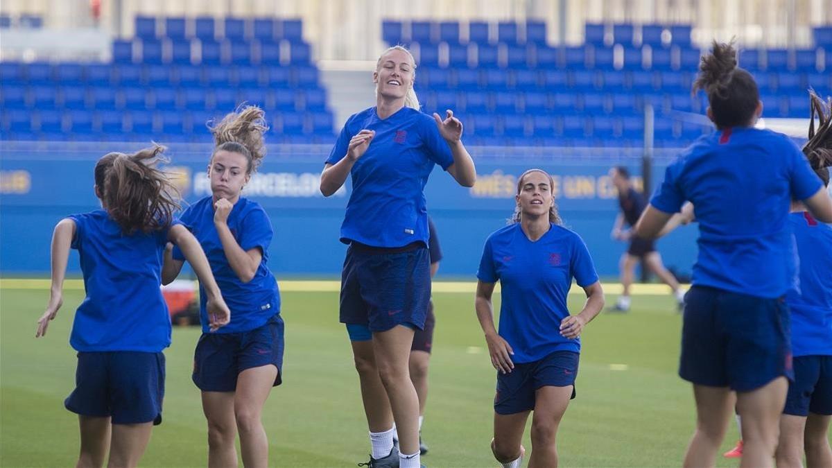 Las jugadoras del FC Barcelona calientan en el estadio Johan Cruyff antes de su debut en la Liga.