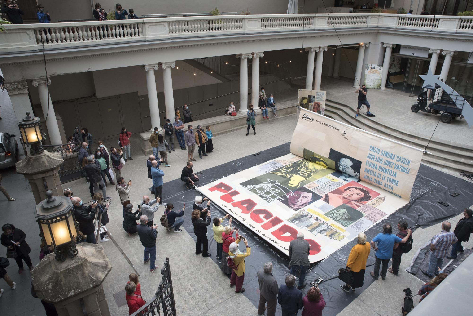 El pati del Kursaal s'omple de famílies en la pintada col·lectiva del mural gegant de «Plácido»