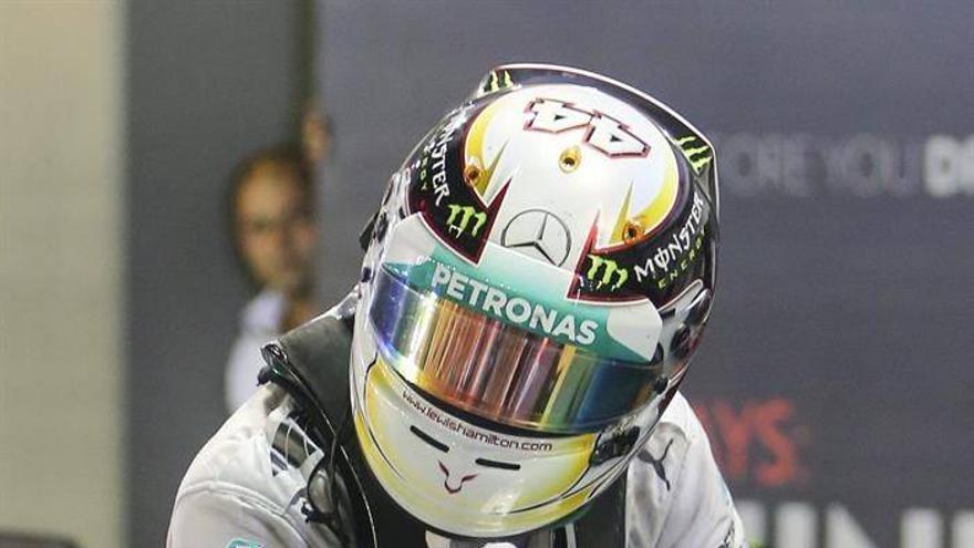 Hamilton se hace con el liderato del Mundial tras ganar en Singapur