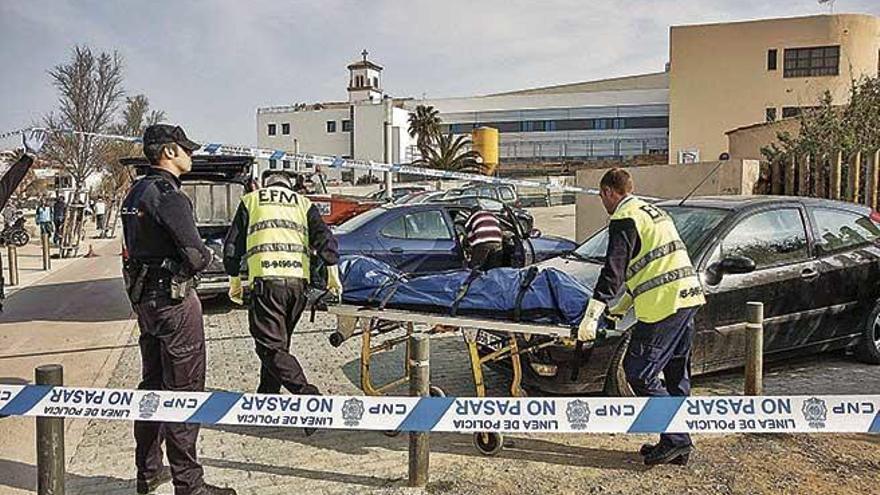 Levantamiento del cuerpo sin vida de un hombre tras un suicidio en Palma.