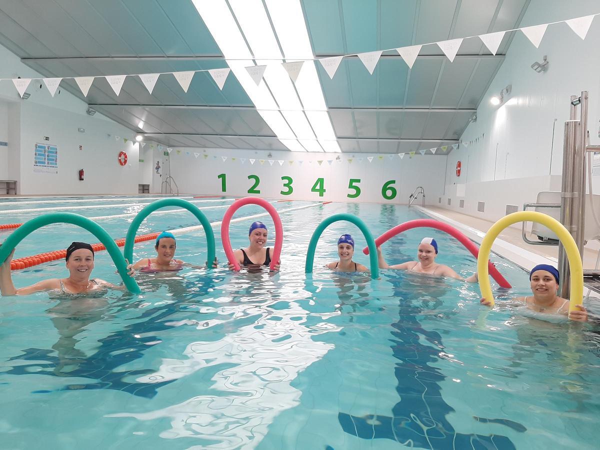 Las participantes en las clases de gimnasia para embarazadas en la piscina de Bueu posan al final de la sesión de ayer.