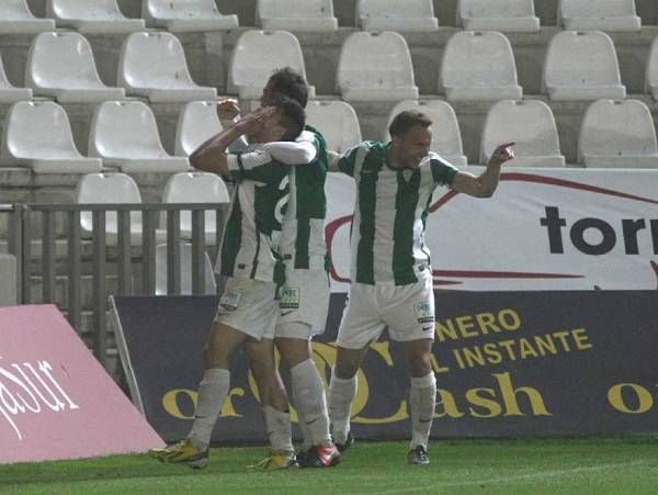 El Córdoba homenajea a Juanín con una goleada