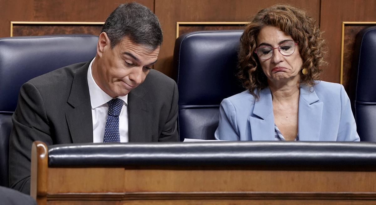 El presidente del Gobierno, Pedro Sánchez, y la vicepresidenta primera, María Jesús Montero, durante un pleno del Congreso.