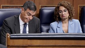 El presidente del Gobierno, Pedro Sánchez, y la vicepresidenta primera, María Jesús Montero, durante un pleno del Congreso. 