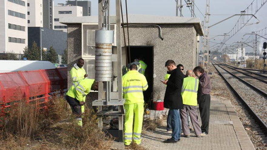 Tècnics d&#039;Adif treballant a Mollet-Sant Fost