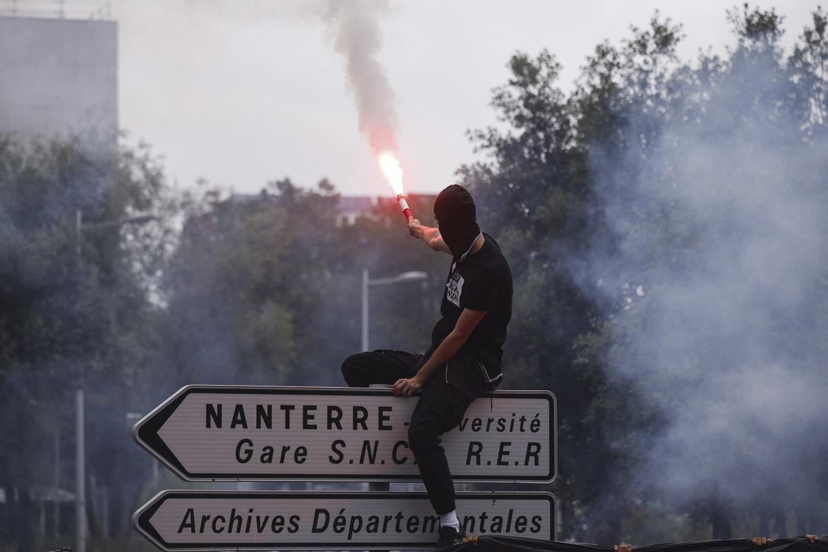 Mounia, la madre de Nahel encabeza una marcha blanca en Nanterre. La familia del joven fallecido ha convocado una marcha blanca en su memoria.