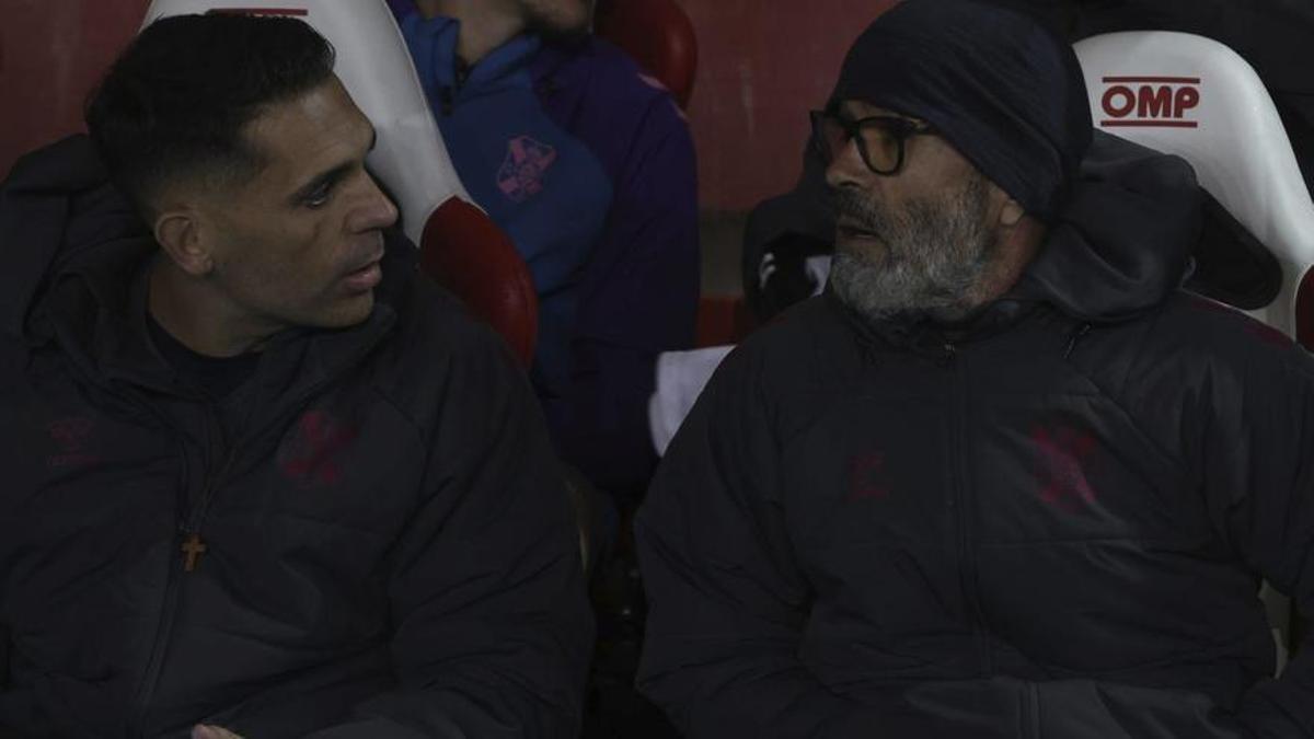 Álvaro Cervera dialoga con su segundo entrenador, Roberto Perera. | AGENCIA LOF