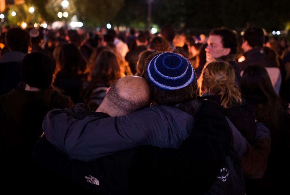 Cientos de personas han tomado parte en actos de recuerdo a las víctimas del ataque antisemita en Pittsburgh.