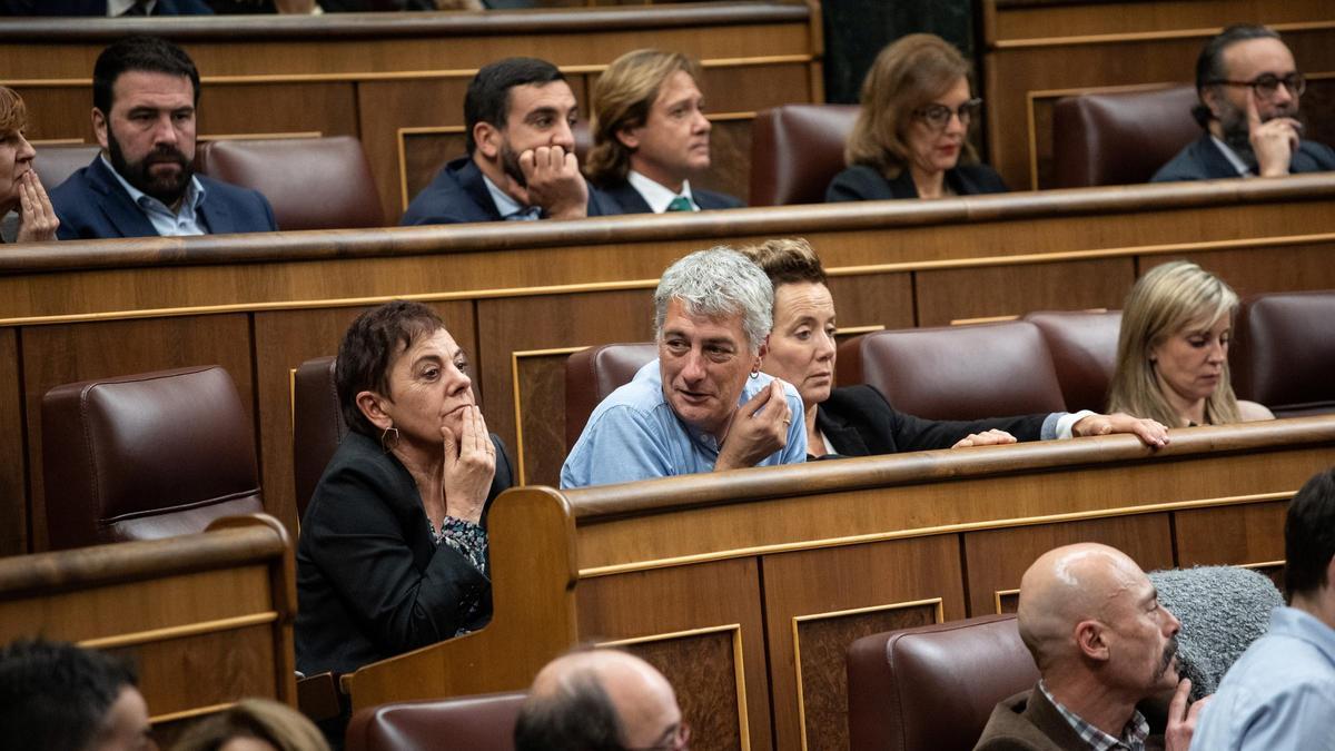 La portavoz de EH Bildu en el Congreso, Mertxe Aizpurua (1i), y el diputado de EH Bildu Oskar Matute.