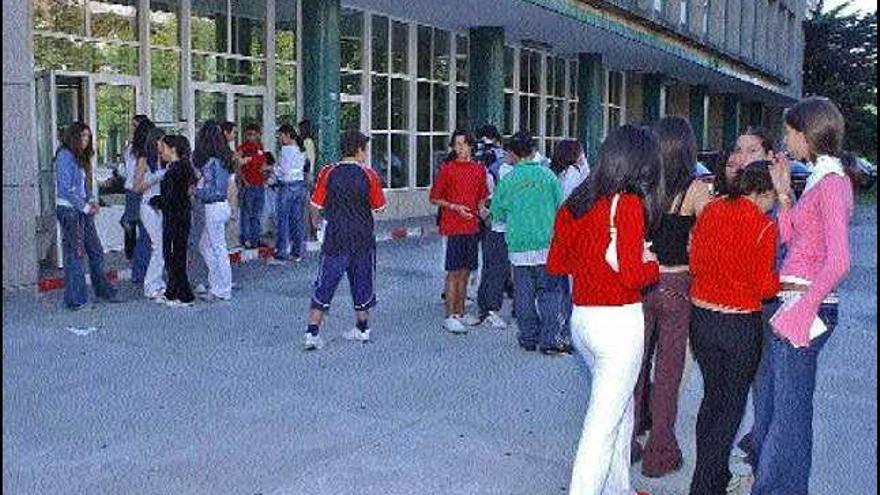 Escolares, en la puerta de un centro educativo. / efe