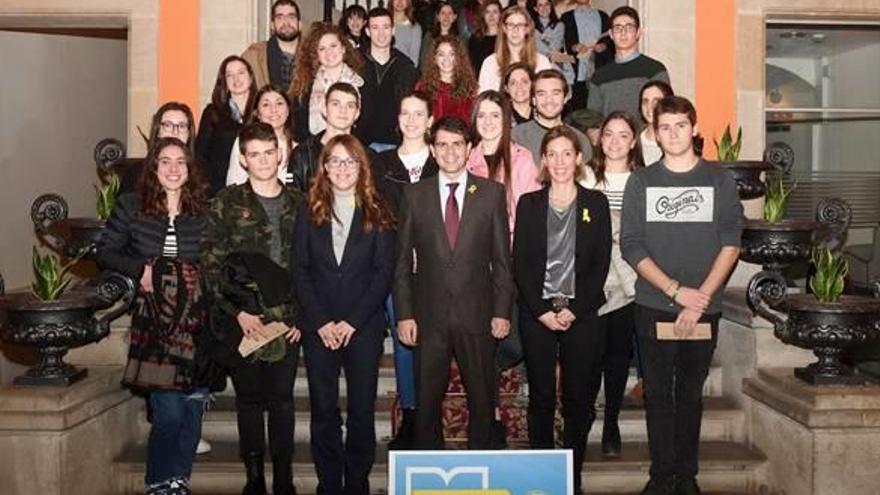 Grup d&#039;estudiants guardonats, amb l&#039;alcalde, Marc Castells, i les regidores Àngels Chacón i Patrícia Illa