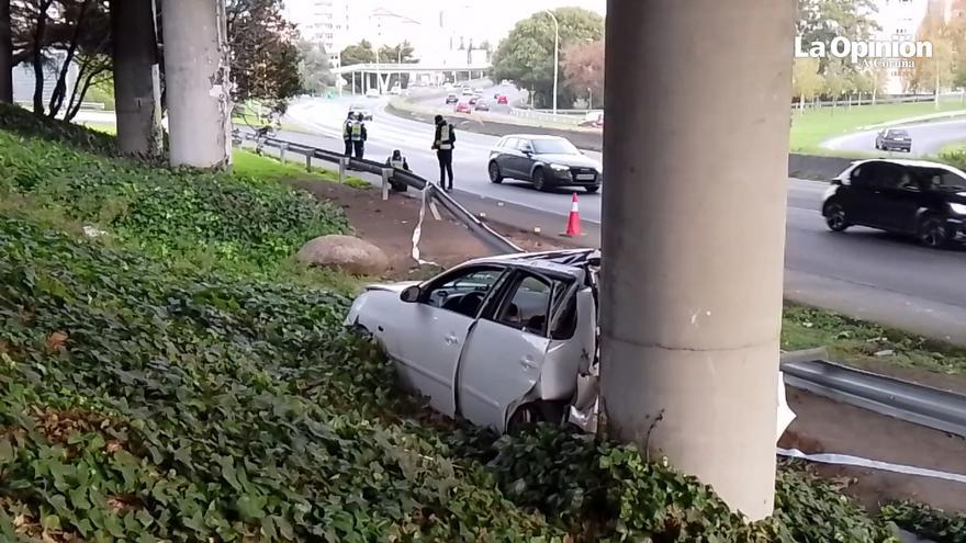 Dos personas heridas en Alfonso Molina, una grave, al empotrarse un coche contra unas columnas de hormigón