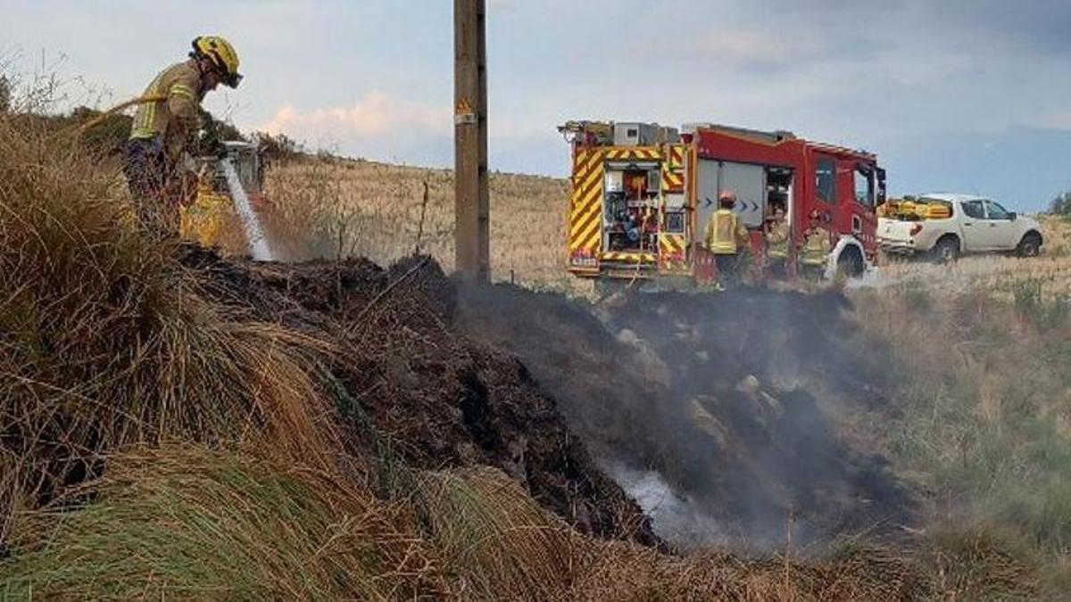 Un bomber apagant el foc a Viver i Serrateix
