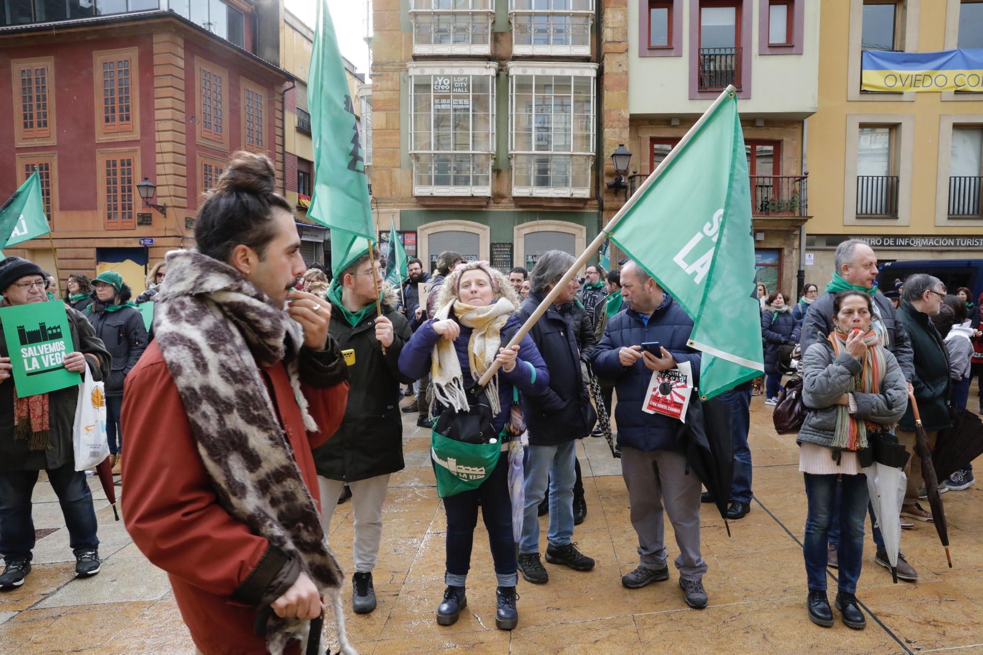 "La Vega no se vende, La Vega se defiende": así fue la concentración de Salvemos La Vega en Oviedo