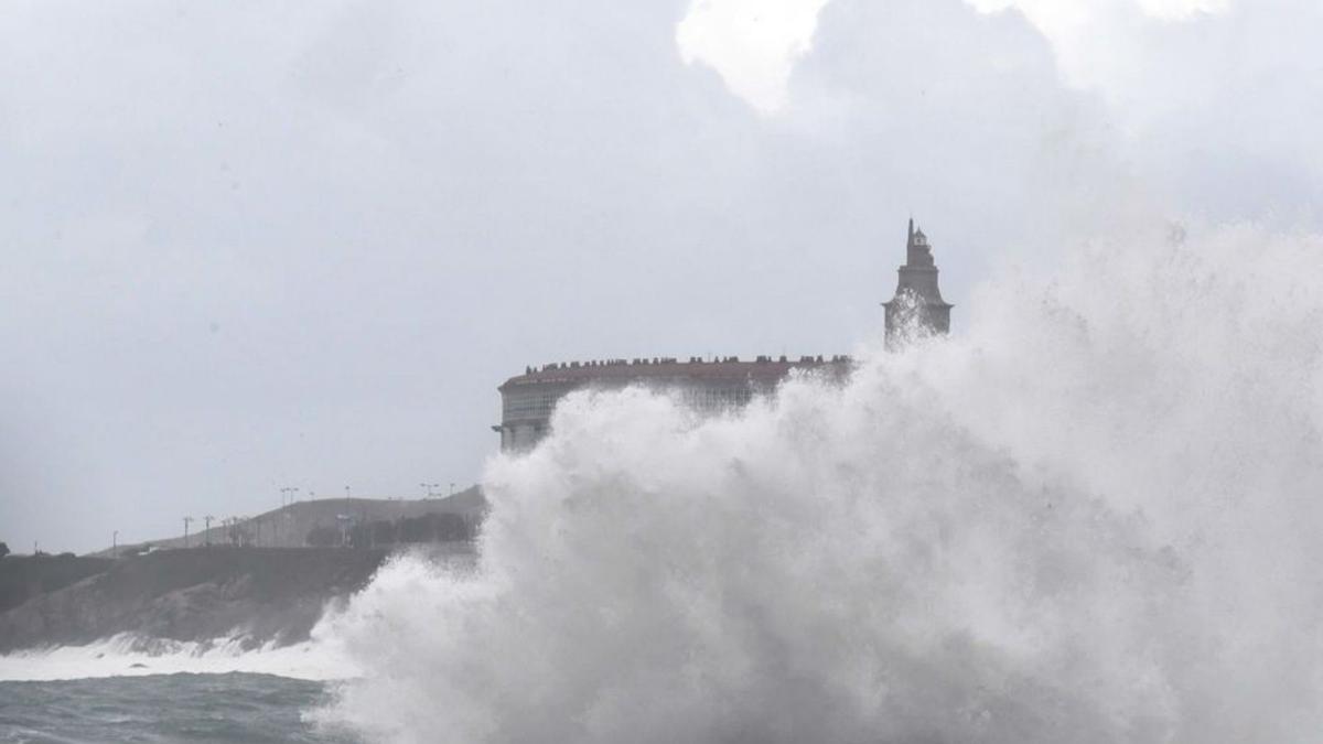 Una ola rompe en un temporal de mar en Riazor.   | // VÍCTOR ECHAVE