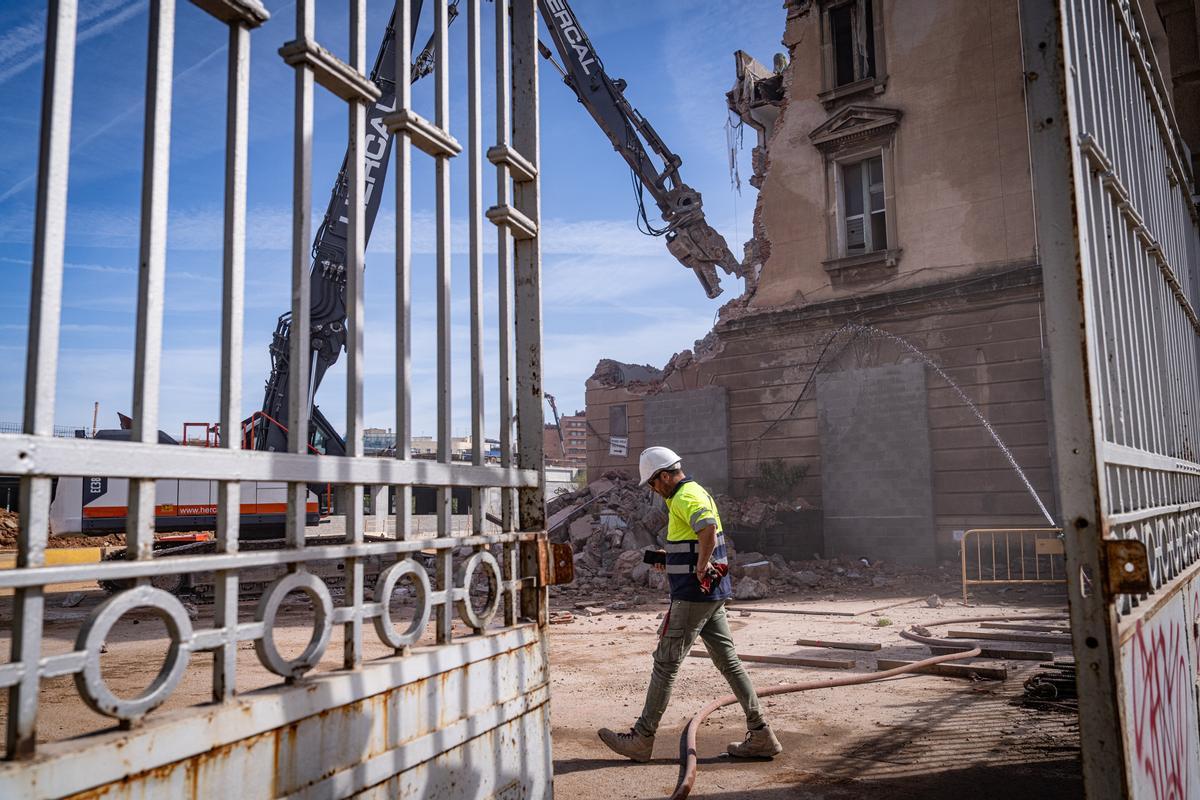 Empieza el derribo de la centenaria estación de mercancías de La Sagrera