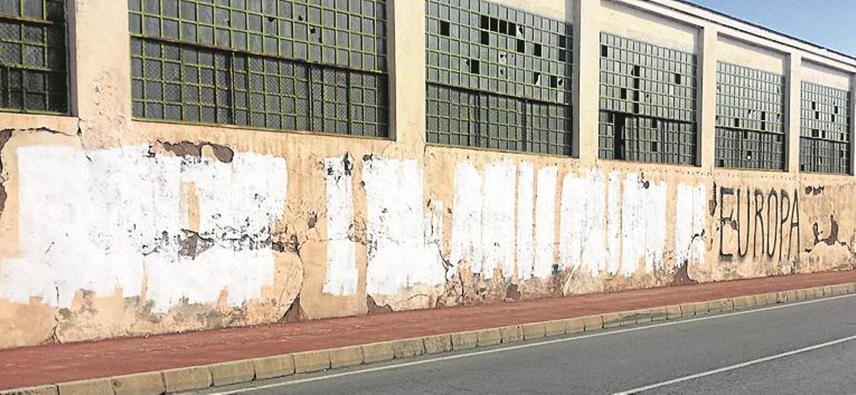 La Vall elimina con rapidez las pintadas y carteles «racistas»