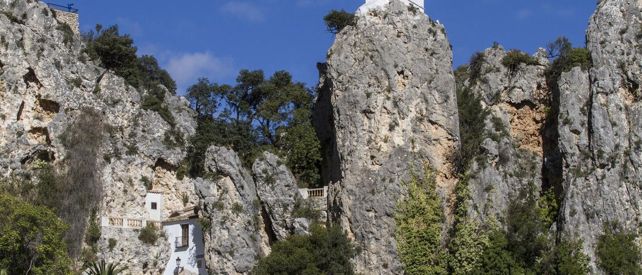 El campanario situado encima de la montaña es un emblema de la población.