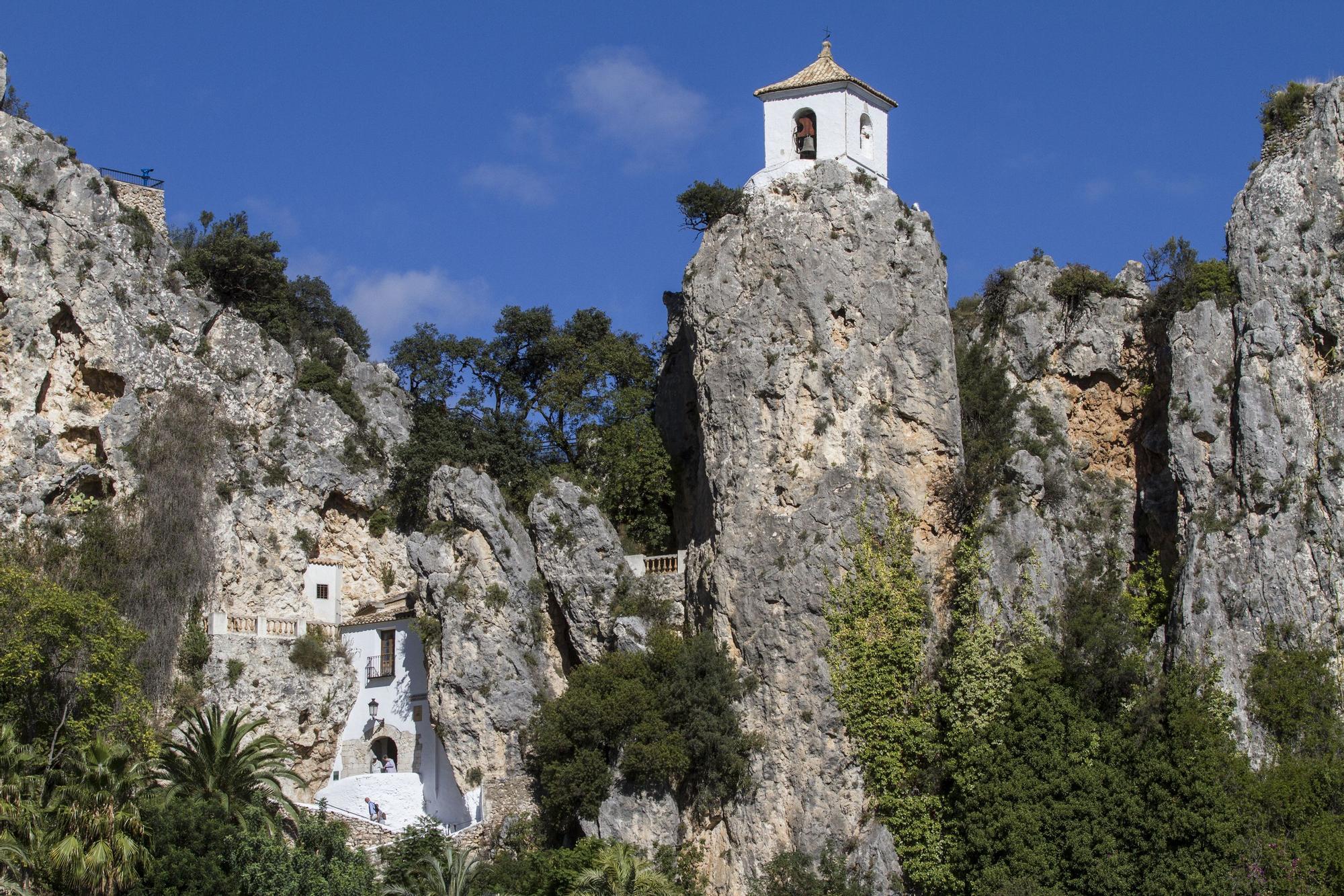 El campanario situado encima de la montaña es un emblema de la población.