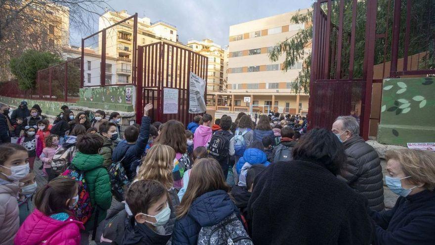 Alumnos y alumnas, entrando al colegio público Aina Moll de Palma.