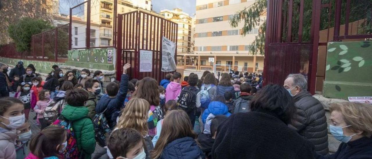 Alumnos y alumnas, entrando al colegio público Aina Moll de Palma.