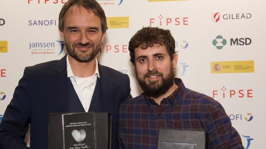 Alejandro Mira y Antonio Galiana sostienen los premios