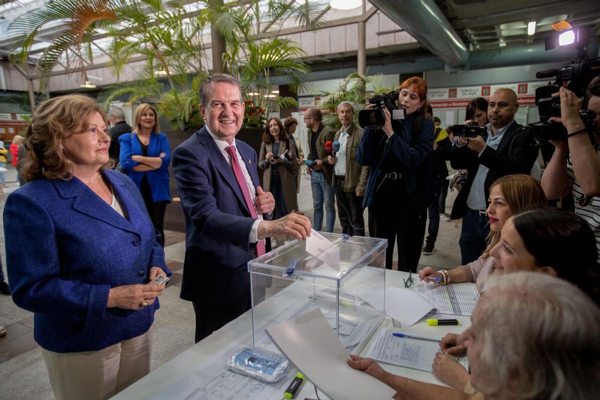 VIGO (PONTEVEDRA), 28/05/2023.- El alcalde de Vigo y Presidente dela FEMP Abel Caballero y su esposa Cristina Losada votan en un colegio electoral situado en el Ayuntamiento de Vigo este domingo, durante las elecciones locales municipales y autonómicas. EFE/Salvador Sas