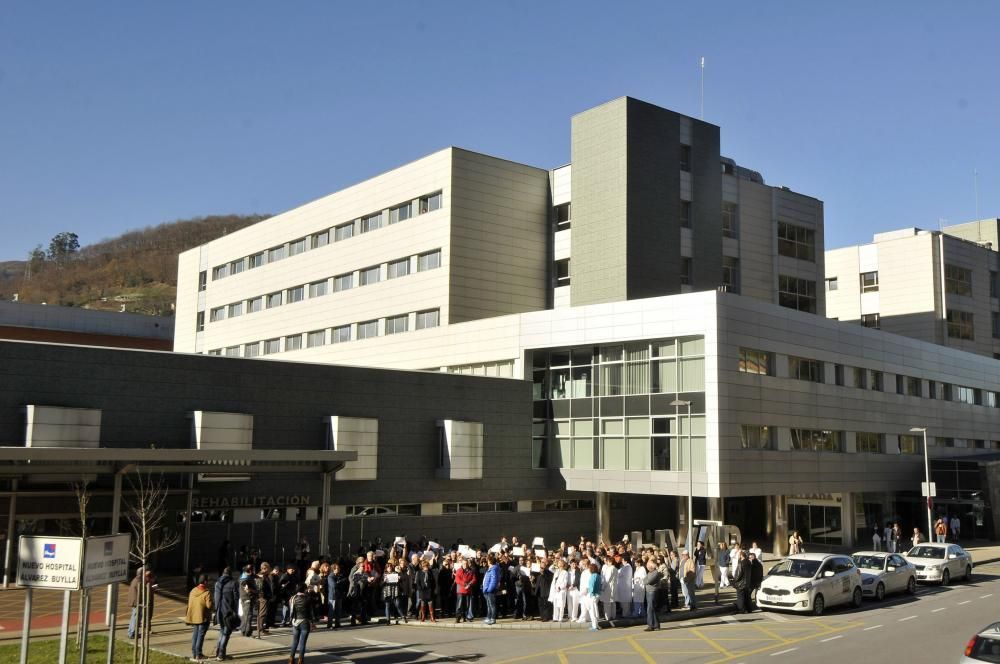 Protesta de los empleados del hospital por el despido de dos trabajadores de la cafetería