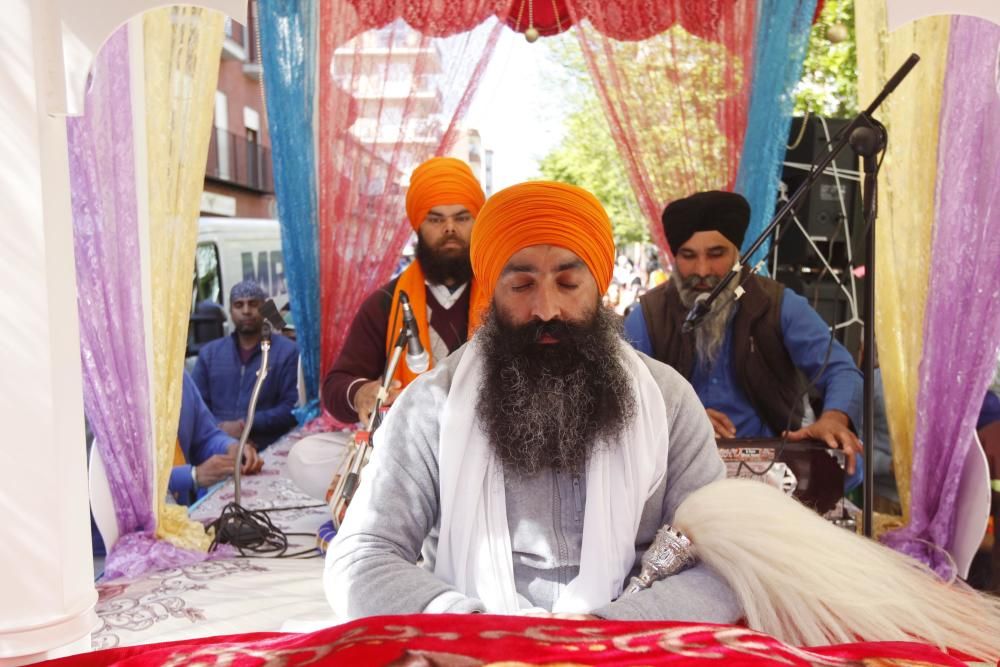 Processó per commemorar la celebració del Baisakhi a Salt