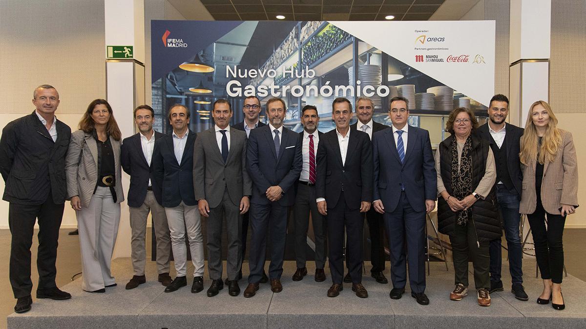 Juan Arrizabalaga acompañado de SergioRodríguez, CEO de Areas Iberia;  Héctor Coronel, director de Turismo del Ayuntamiento de Madrid y otros participantes en la presentación del nuevo Hub Gastronómico.