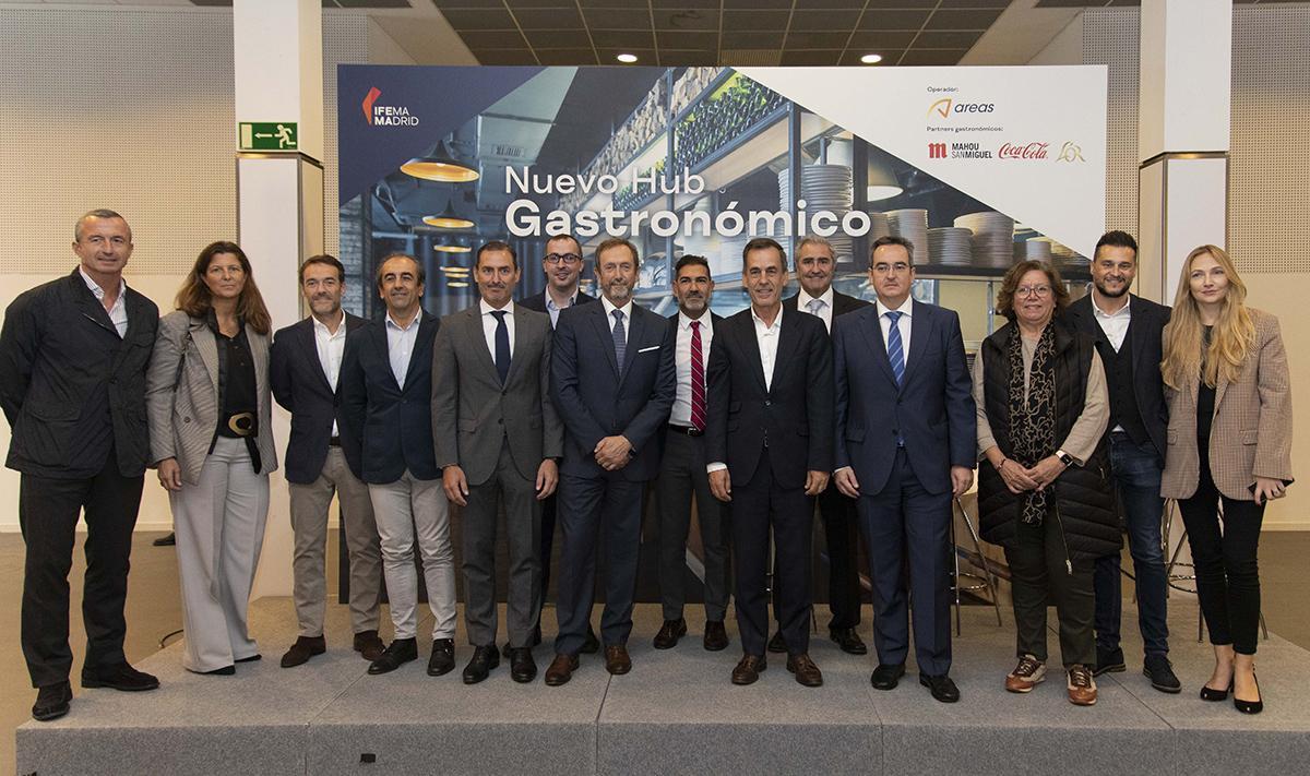 Juan Arrizabalaga acompañado de SergioRodríguez, CEO de Areas Iberia;  Héctor Coronel, director de Turismo del Ayuntamiento de Madrid y otros participantes en la presentación del nuevo Hub Gastronómico.