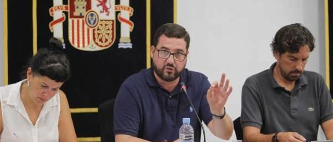 Leandro Benito, en el centro de la imágen, durante el pasado pleno municipal.