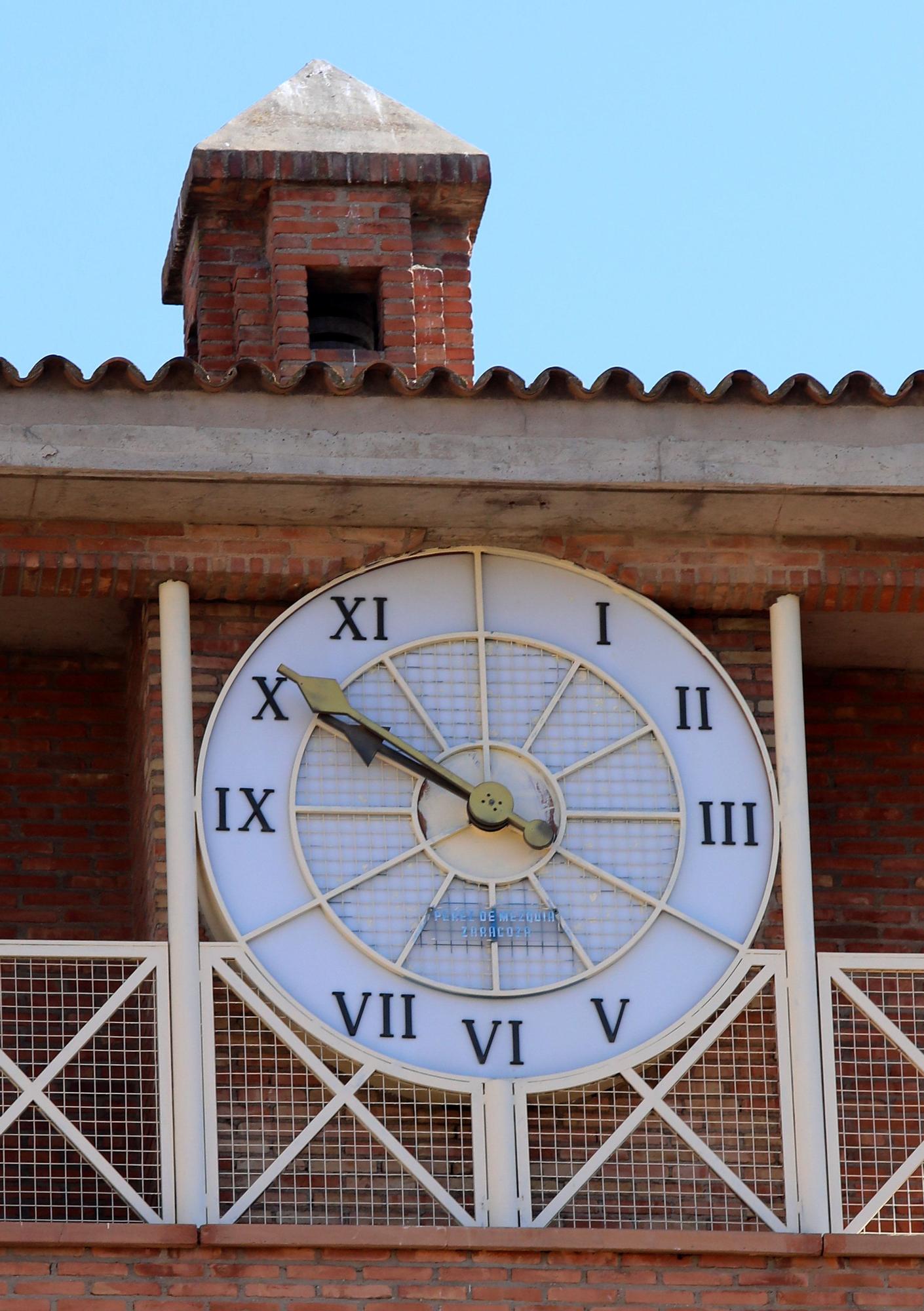 Reloj en los edificios de la plaza San Bruno 3.jpg
