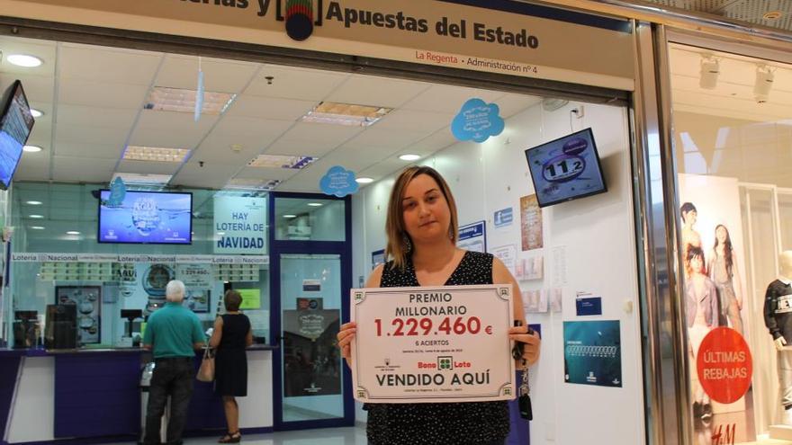 Isabel Suárez, con el cartel del premio vendido en su administración.