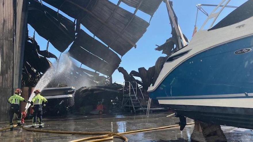 Incendio en el Puerto de La Bajadilla: «Los pescadores lloraban al pensar que perdían los barcos»