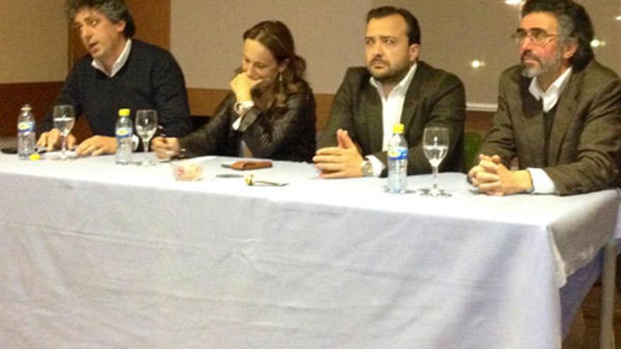 Pérez Bouza (i), Teresa Táboas, Rafael Cuiña y Xosé Mosquera, en el hotel Francisco II de Ourense.  // FdV