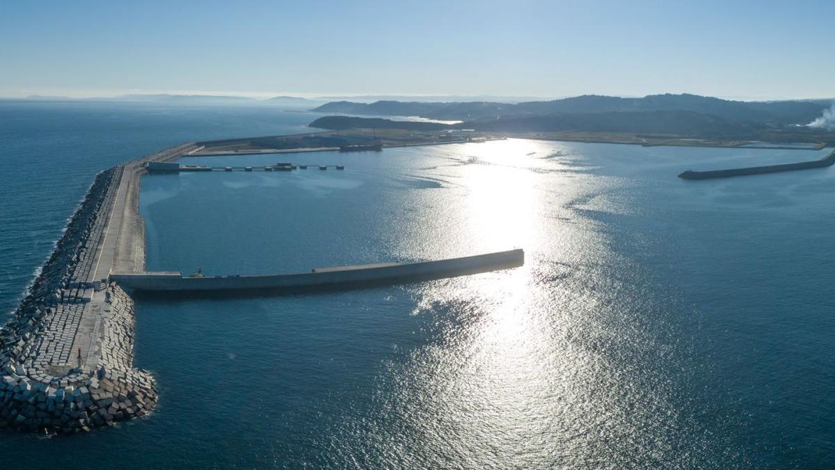 Imagen captada por un dron en el puerto exterior, uno de los escasos puntos de la costa donde pueden volar estos aparatos sin permiso.   | // L. O.