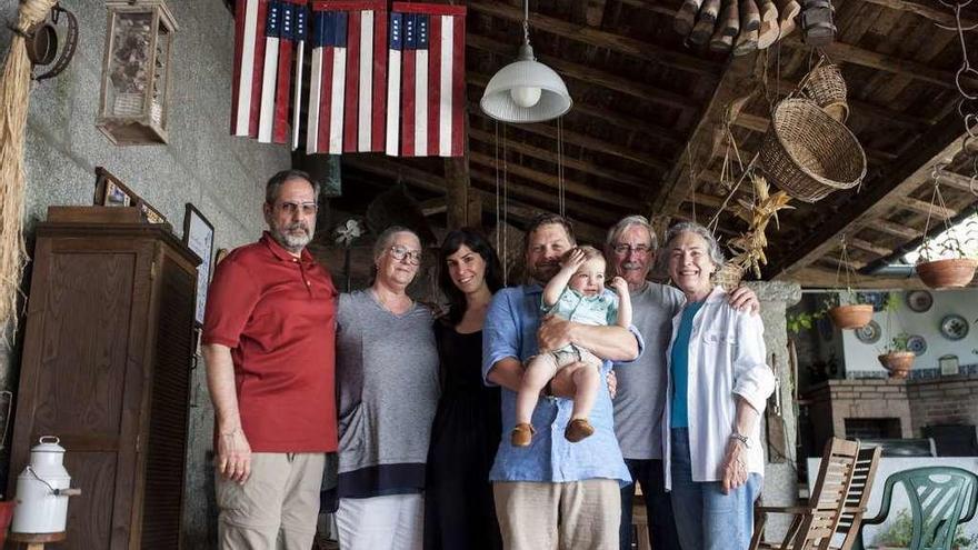 Jack, en brazos de su padre, con su familia americana (i.), en casa de Celso Rey y Pepita Babarro. // Brais Lorenzo