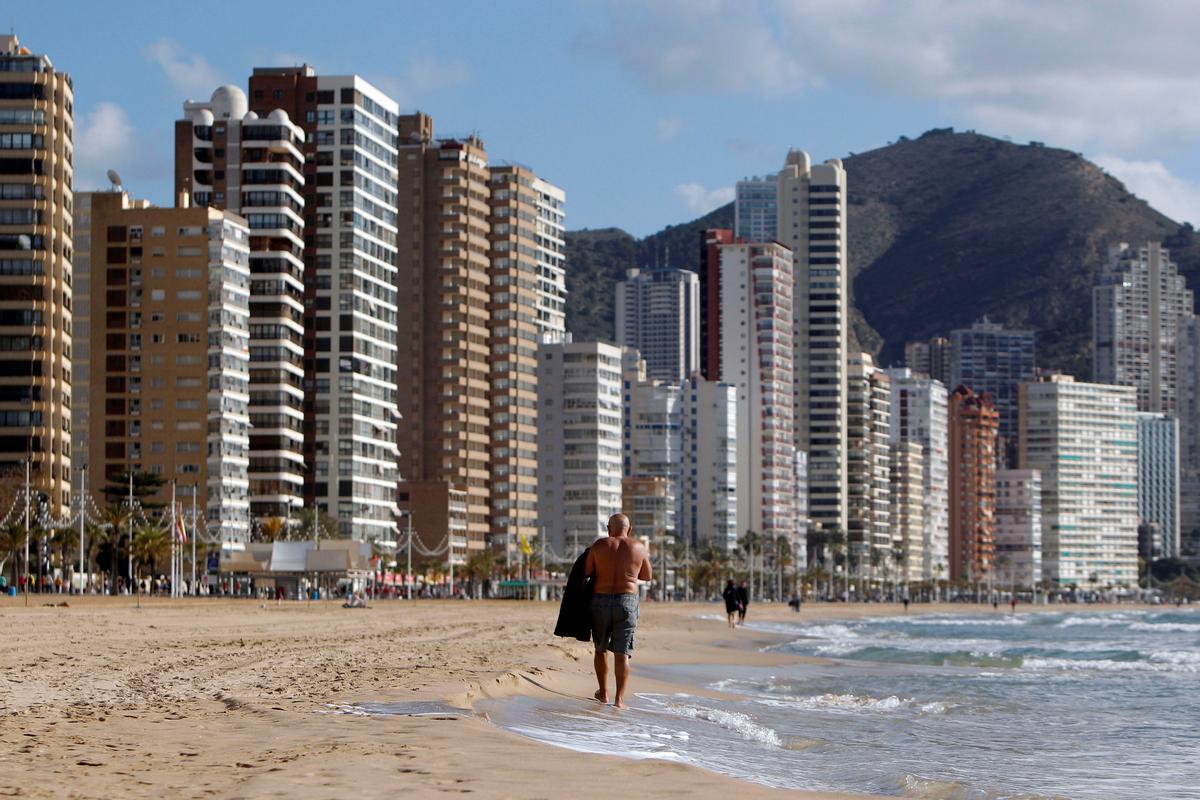 Un turista en la playa de Benidorm. 