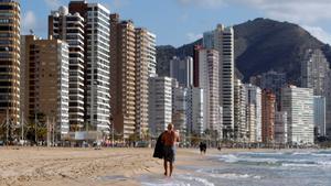 Un turista en la playa de Benidorm. 