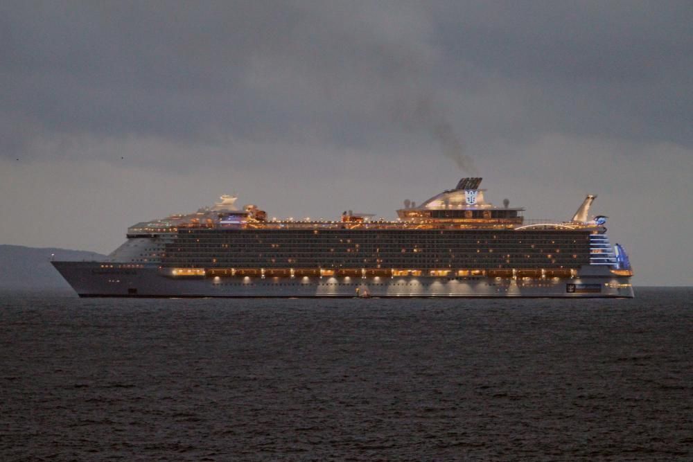 Rund 70 Personen haben am Sonntagmittag (8.4.) in Palma de Mallorca gegen Kreuzfahrtschiffe demonstriert. Anlass war die Ankunft des weltweit größten Kreuzfahrtschiffes "Symphony Of The Seas" im Hafen der Stadt.