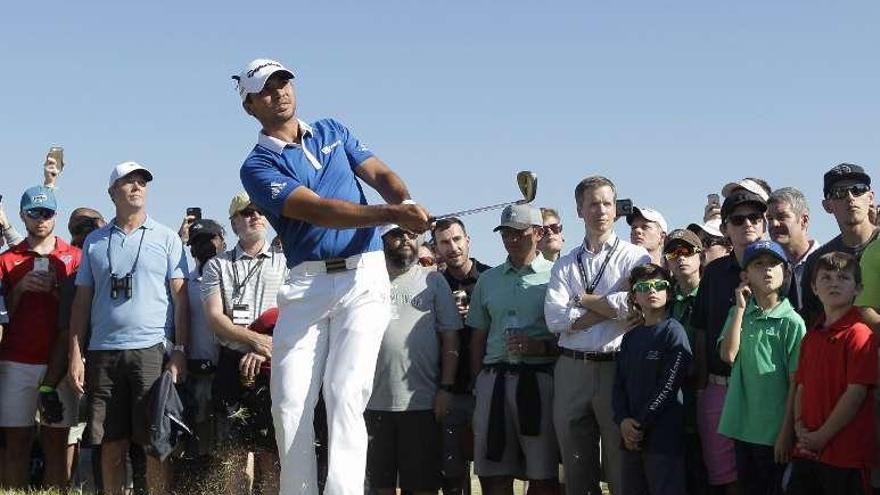 El australiano Jason Day golpea la bola, en Austin. // Erich Schlegel