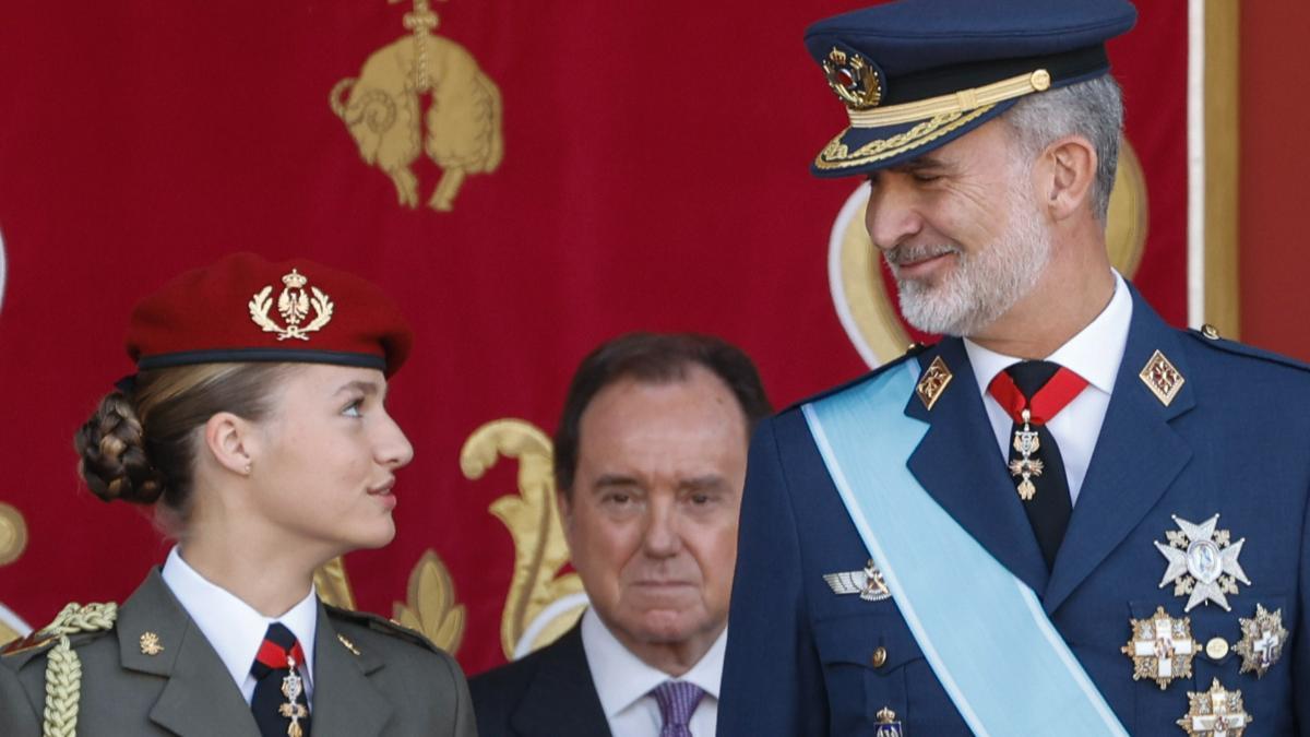 La princesa de Asturias, Leonor y el rey Felipe VI, este jueves en el desfile del Día de la Fiesta Nacional en Madrid, presidido por los reyes, en el que participan 4.177 militares, 86 aviones y helicópteros y 142 vehículos terrestres.